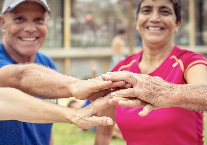Personas mayores de la Fundación Lidia García compartiendo un momento juntas
