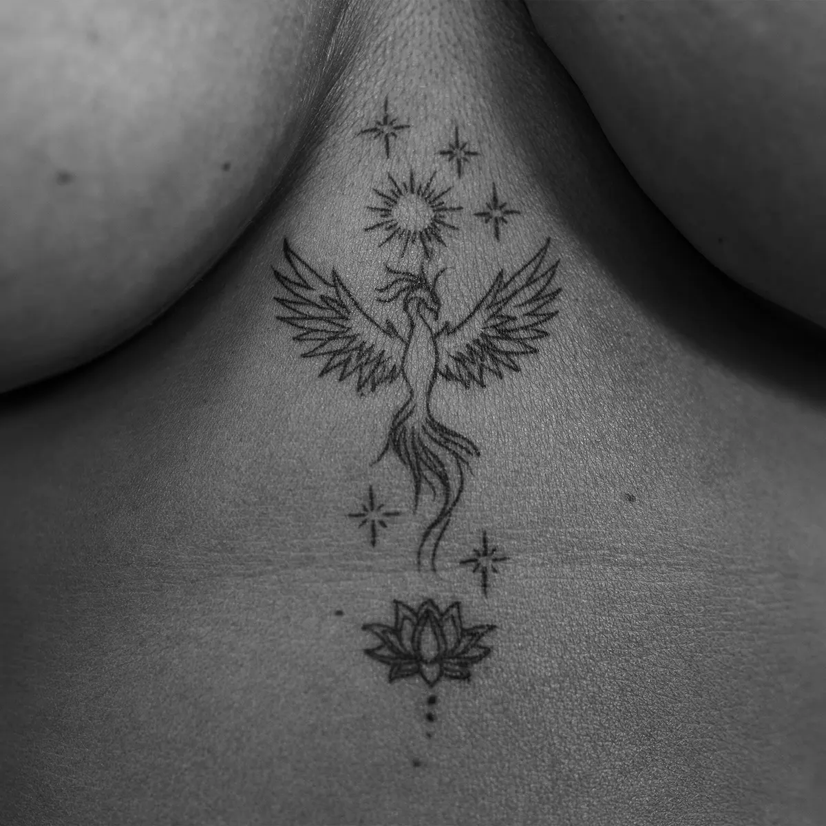 Detalle en blanco y negro del pecho y las manos de una protagonista