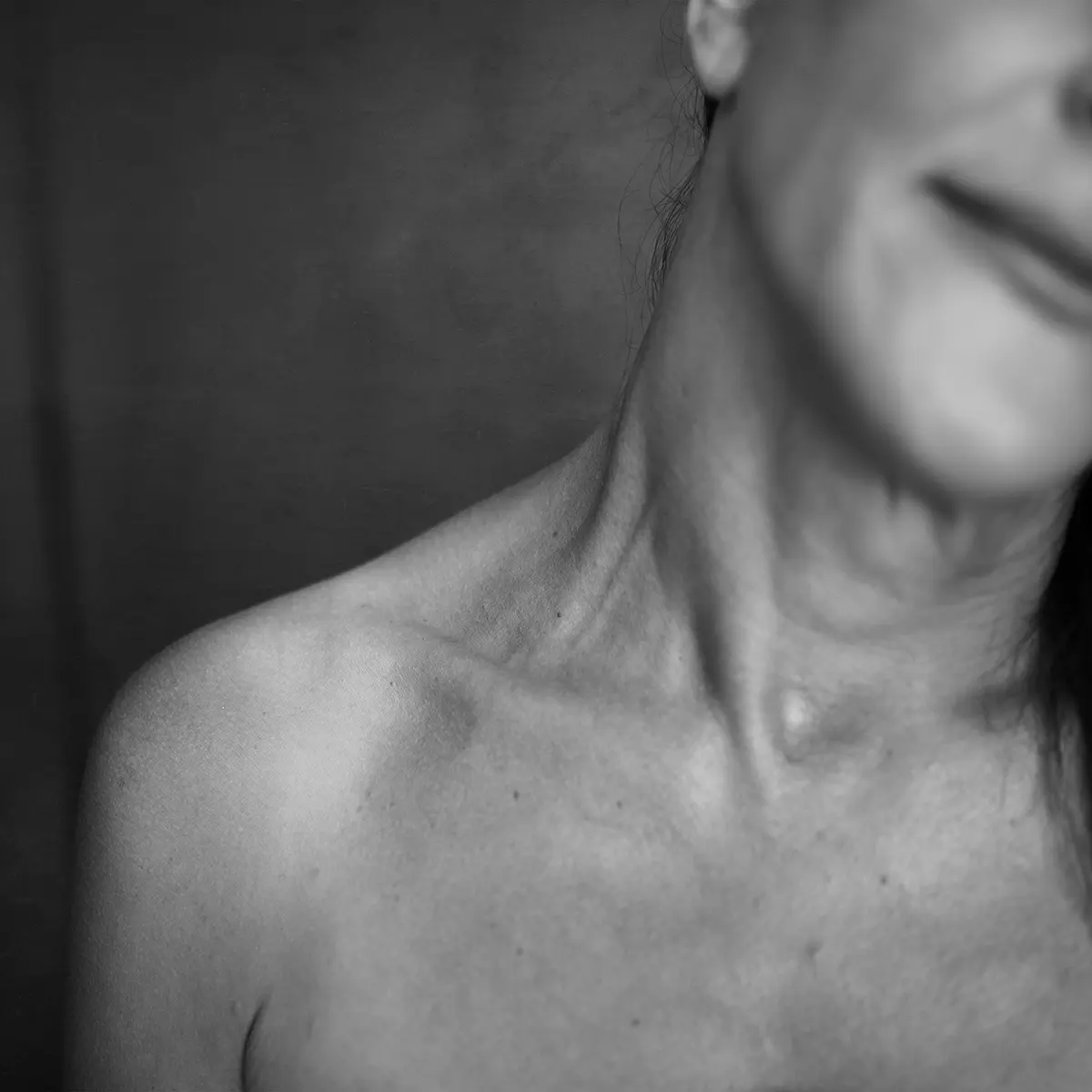 Rostro difuminado en blanco y negro de una protagonista de GAIA